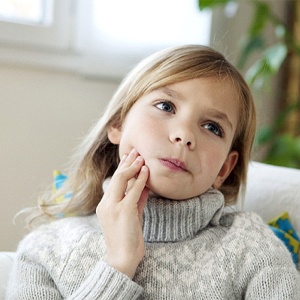 Girl with toothache needs therapeutic nerve therapy in Naperville 